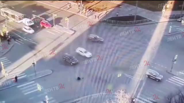 Видео: в Петербурге перебегающего на «красный» мальчика сбил автомобиль