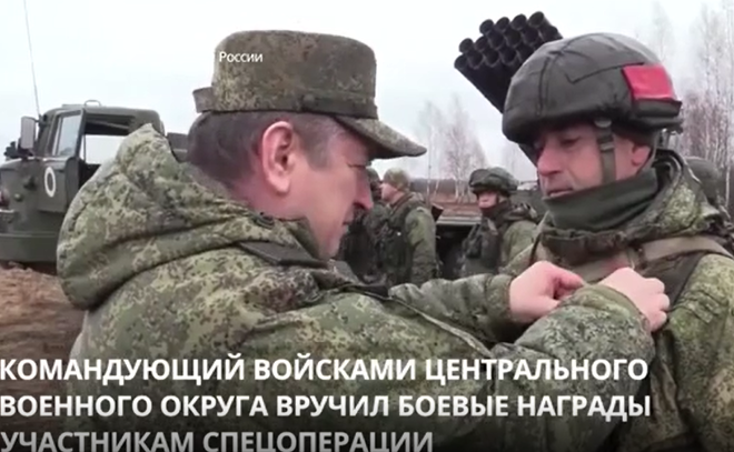 Командующий войсками Центрального военного округа вручил боевые награды участникам спецоперации