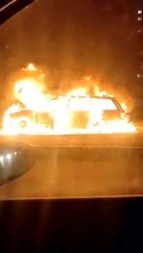 В Мурино полыхающая машина сгорела дотла