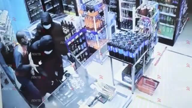 Видео: в Петербурге двое мужчин с оружием ворвались в магазин и вынесли оттуда деньги и продукты