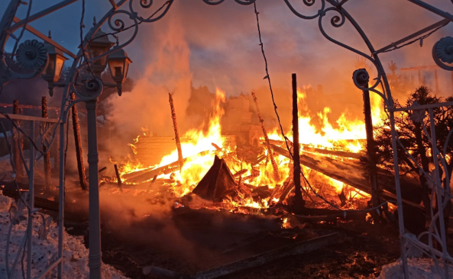 В садоводстве Васкелово пожарные больше часа тушили полыхающий частный дом