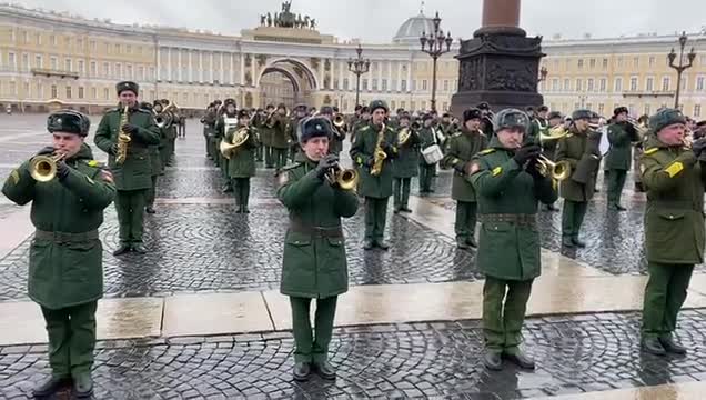 На Дворцовой площади в Петербурге военные оркестры принимают участие в репетиции ко Дню Победы