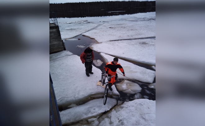 На реке Свирь с льдины сняли рыбака на велосипеде