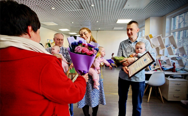 Родителям тройняшек из Ленобласти вручили сертификат на выплату для покупки жилья
