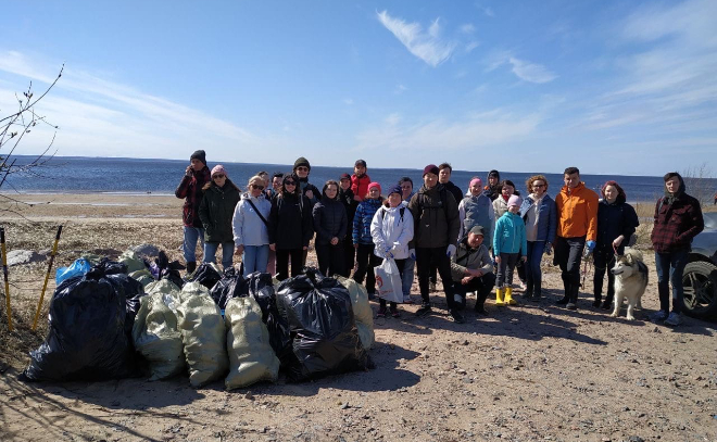 Волонтеры очистили побережье Финского залива в Кронштадте