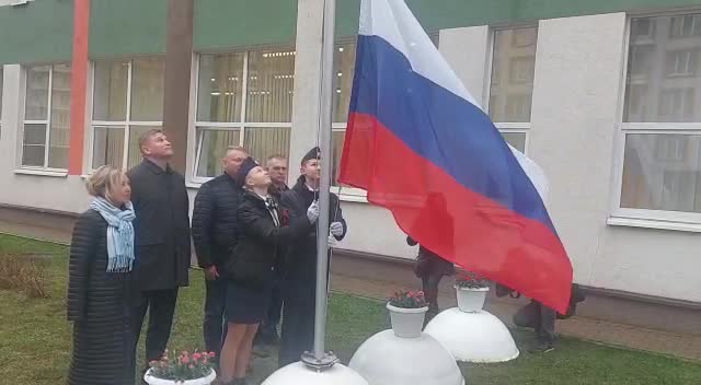 В Муринском центре образования №2 прошла торжественная церемония поднятия флага России