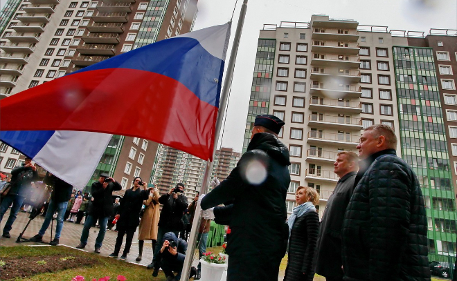 В Мурино школьники начали учебную неделю с поднятия российского флага — фоторепортаж