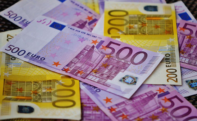 Курс евро упал до 77 рублей