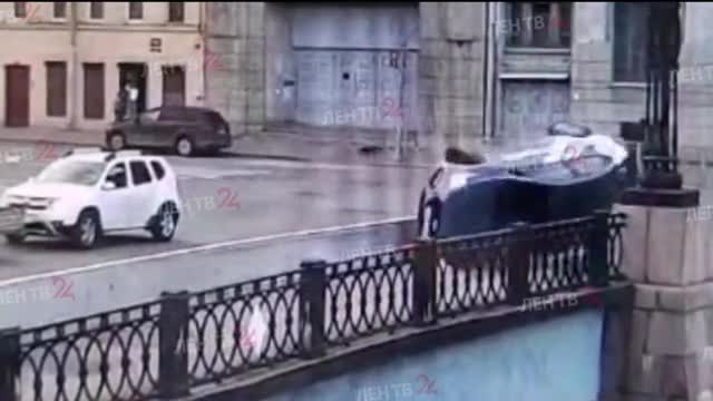 Видео: в Петербурге водитель каршеринга не вошел в поворот и перевернулся