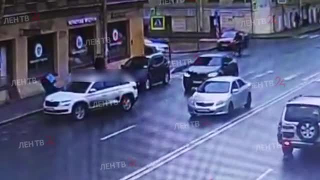 Видео: на Васильевском острове в Петербурге сбили велосипедиста