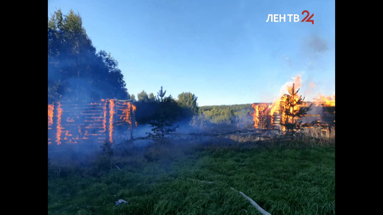 В поселке Мичуринское полыхали два недостроенных дома