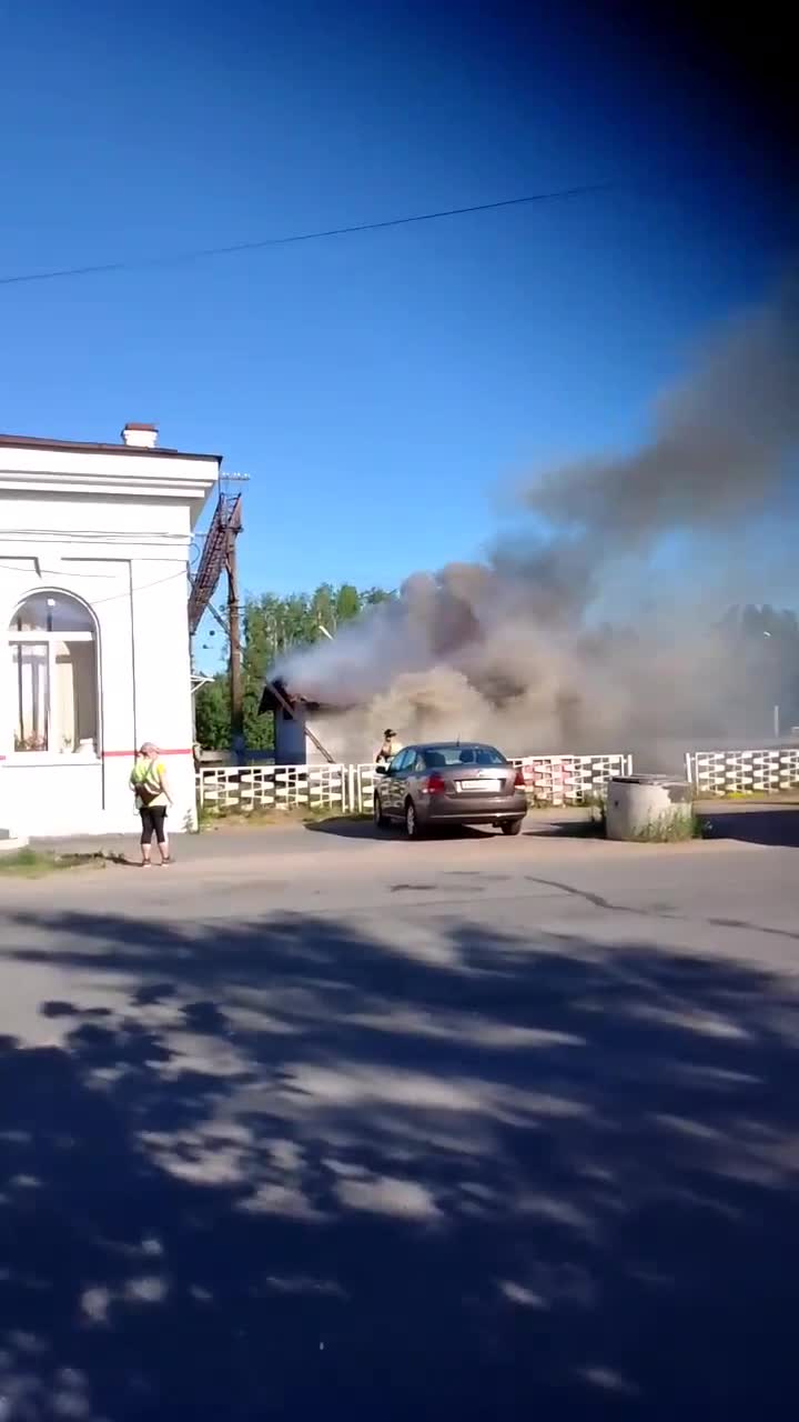 На ж/д станции Калище в Сосновом Бору вспыхнуло складское помещение