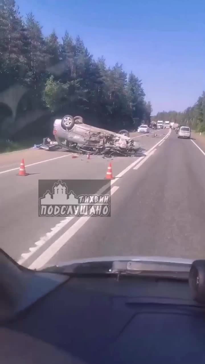 На Мурманском шоссе у деревни Дусьево произошло жуткое ДТП с перевёрнутой  легковушкой