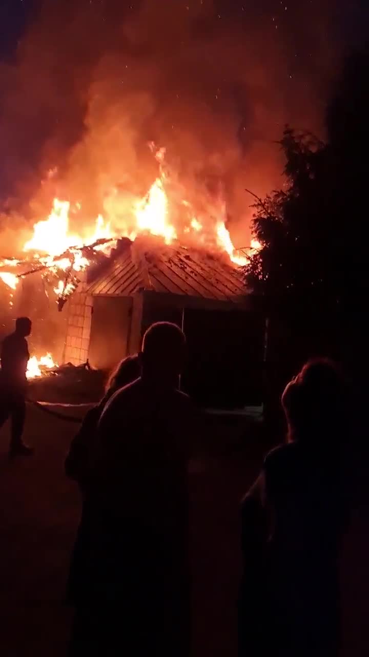 В садоводстве Всеволожского района 12 пожарных тушили полыхающие баню,  гараж и дом