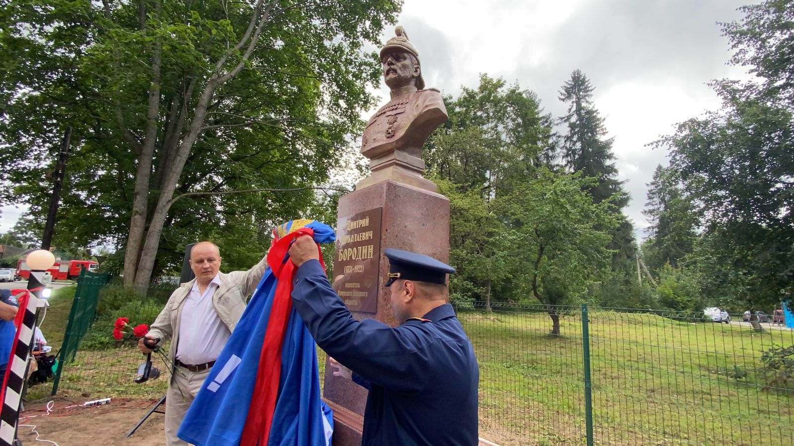 Памятник основателю Сиверского пожарного общества Дмитрию Бородину открыли  в Ленобласти