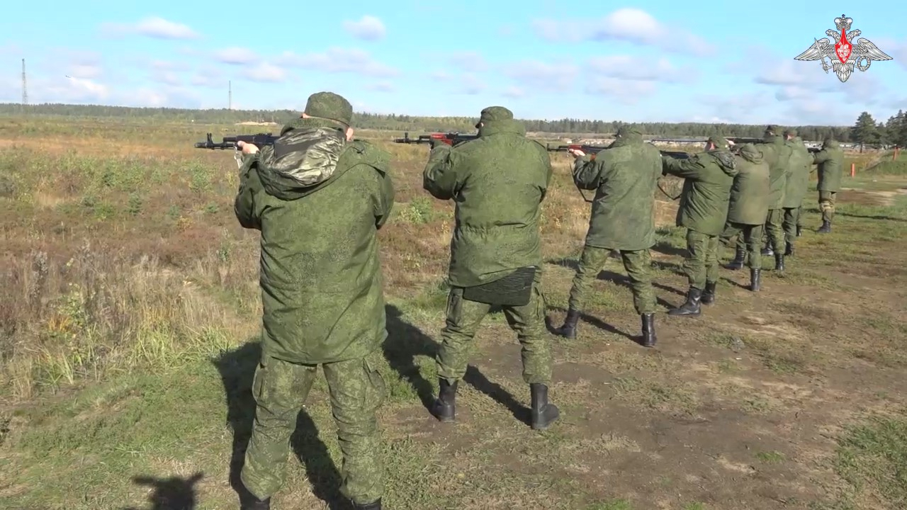 На полигоне в Сертолово мобилизованные проходят боевую подготовку