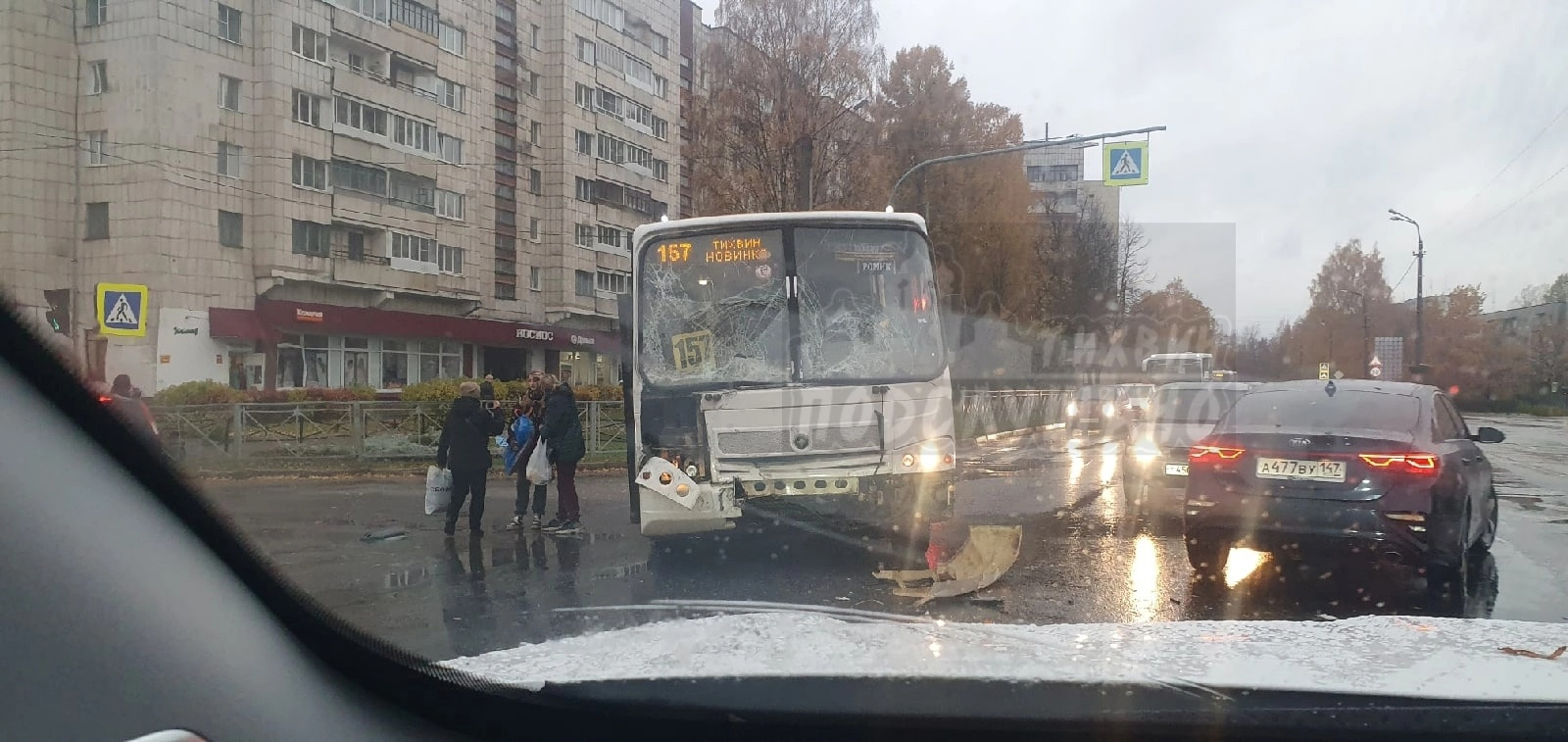 В Тихвине автобус с пассажирами врезался в пожарную машину