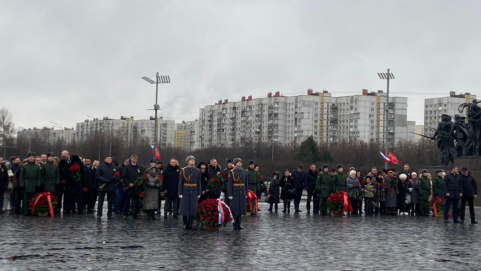 На площади Победы в Петербурге почтили память защитников Ленинграда