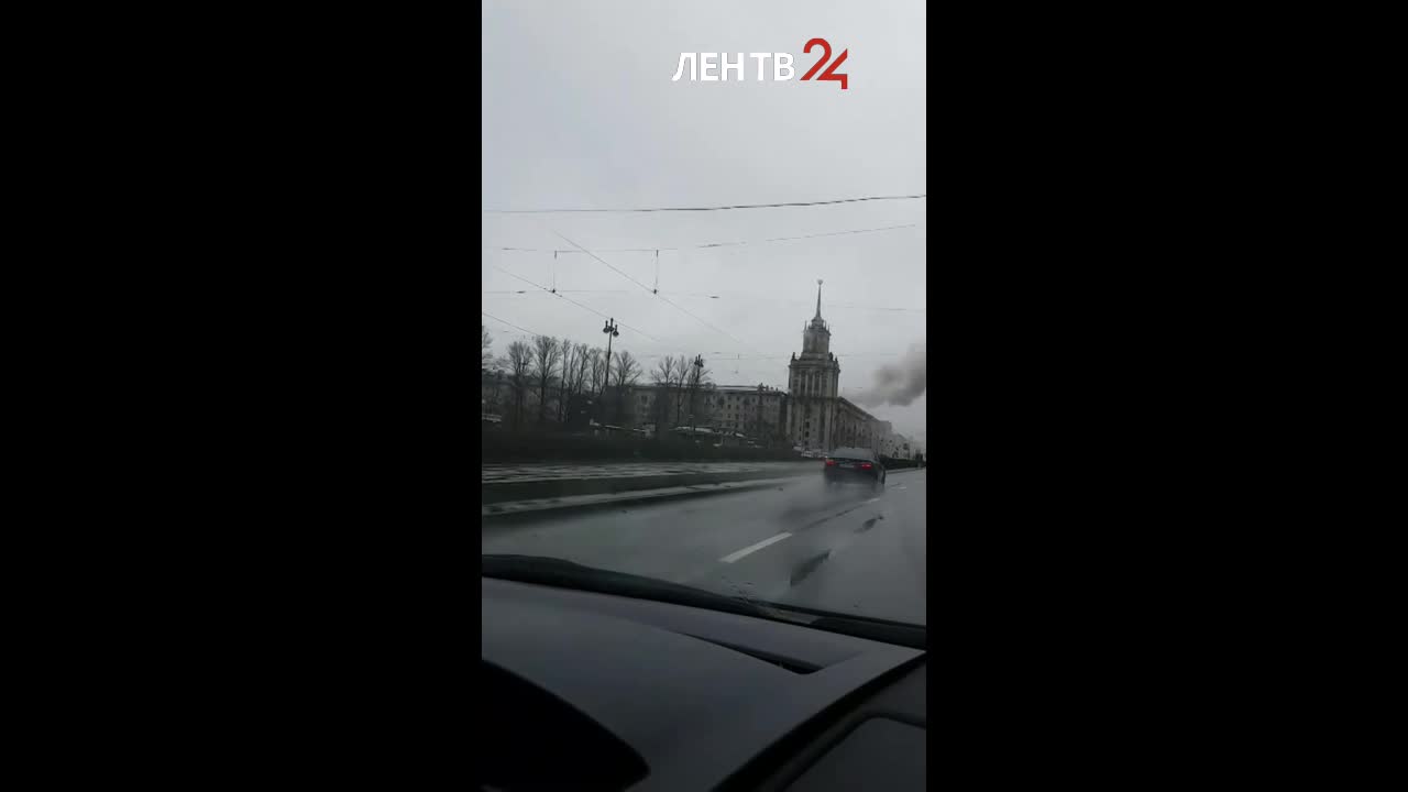 Видео: на Московском проспекте горит дом со шпилем